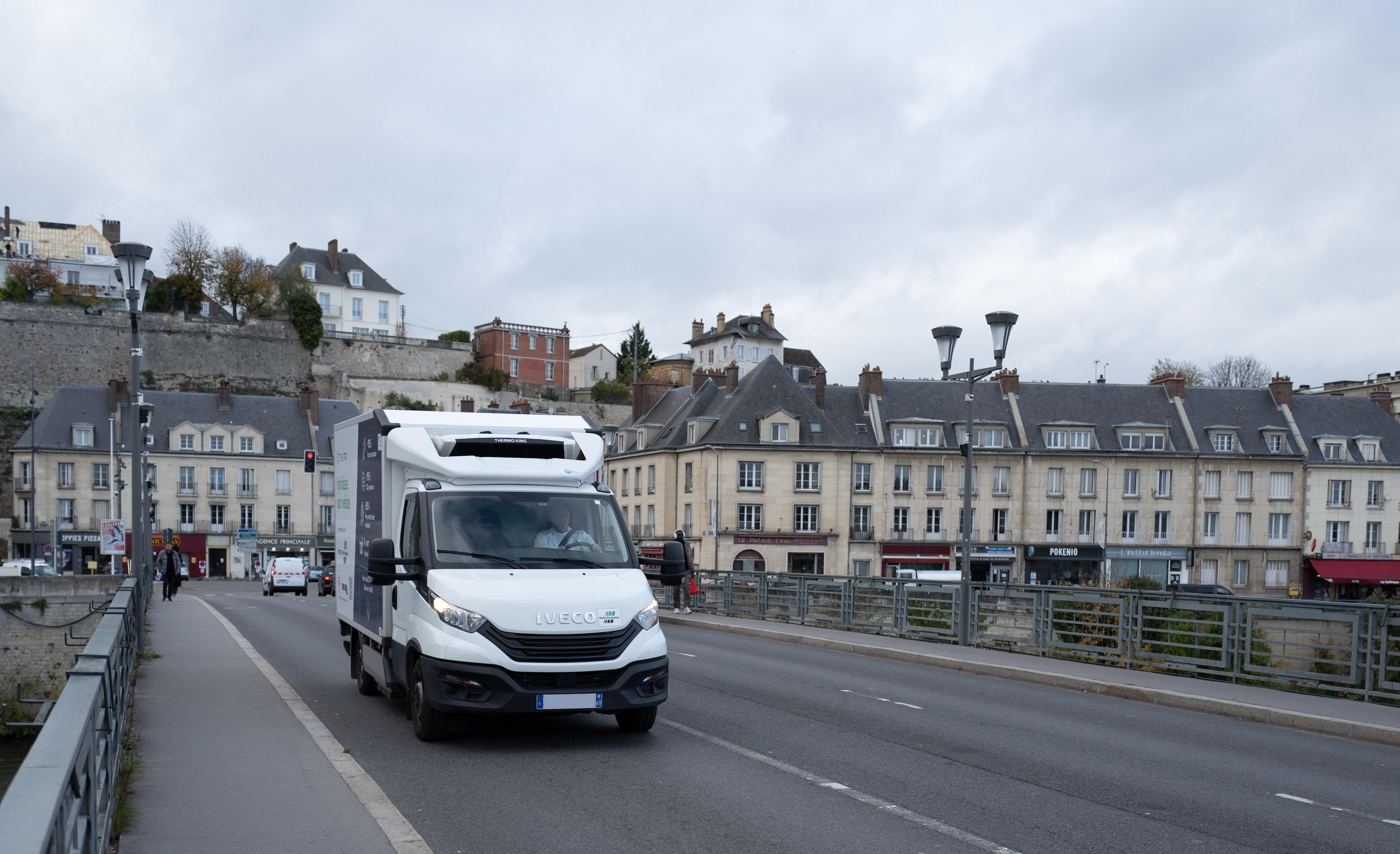 Véhicule IVECO Daily sur un pont