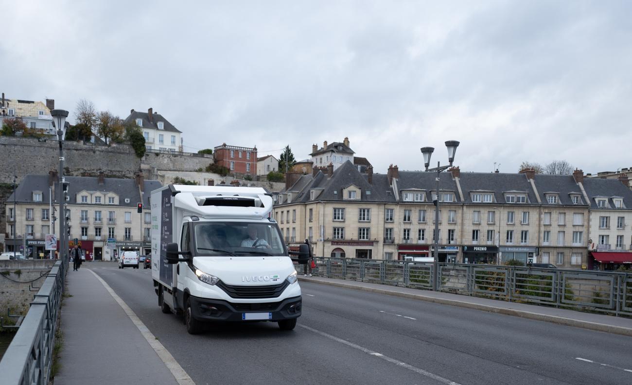 Véhicule IVECO Daily sur un pont